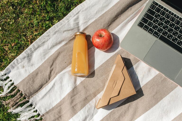 How to Plan a Simple Picnic at a Local Park
